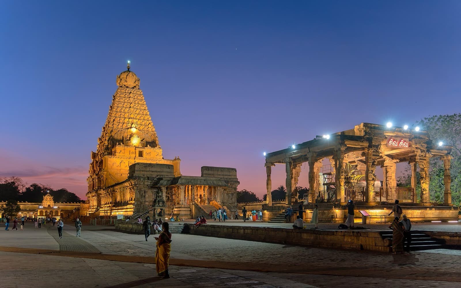 Brihadeeswarar Temple at dusk, Thanjavur